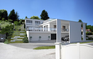 La Villa Les Cascades se déploie sur un site en pente, exploitant la topographie naturelle pour composer une architecture en gradins. Chaque niveau s’inscrit dans la continuité du relief et s’ouvre largement sur l’horizon.